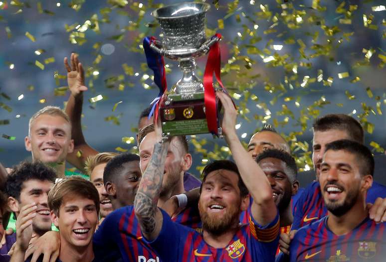Messi levantou a taça da Supercopa da Espanha como capitão
