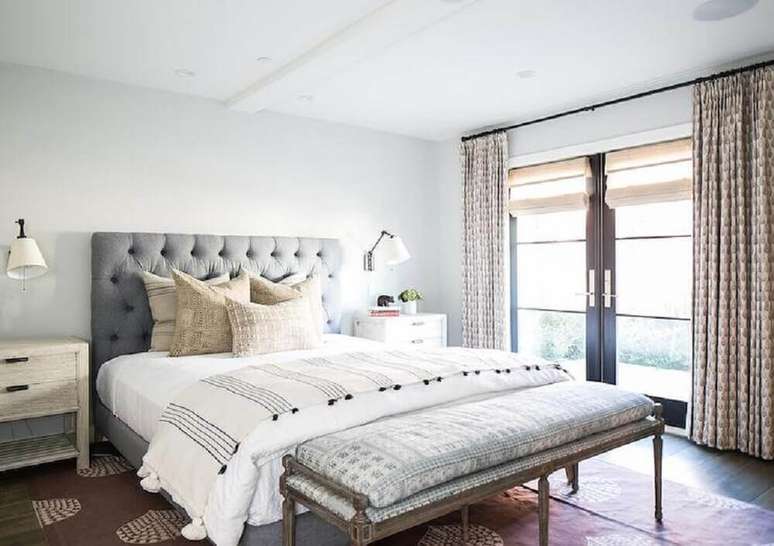 44. Decora&ccedil;&atilde;o para quarto de casal simples com criado-mudo r&uacute;stico e cabeceira capiton&ecirc; casal cinza &ndash; Foto: DecorPad