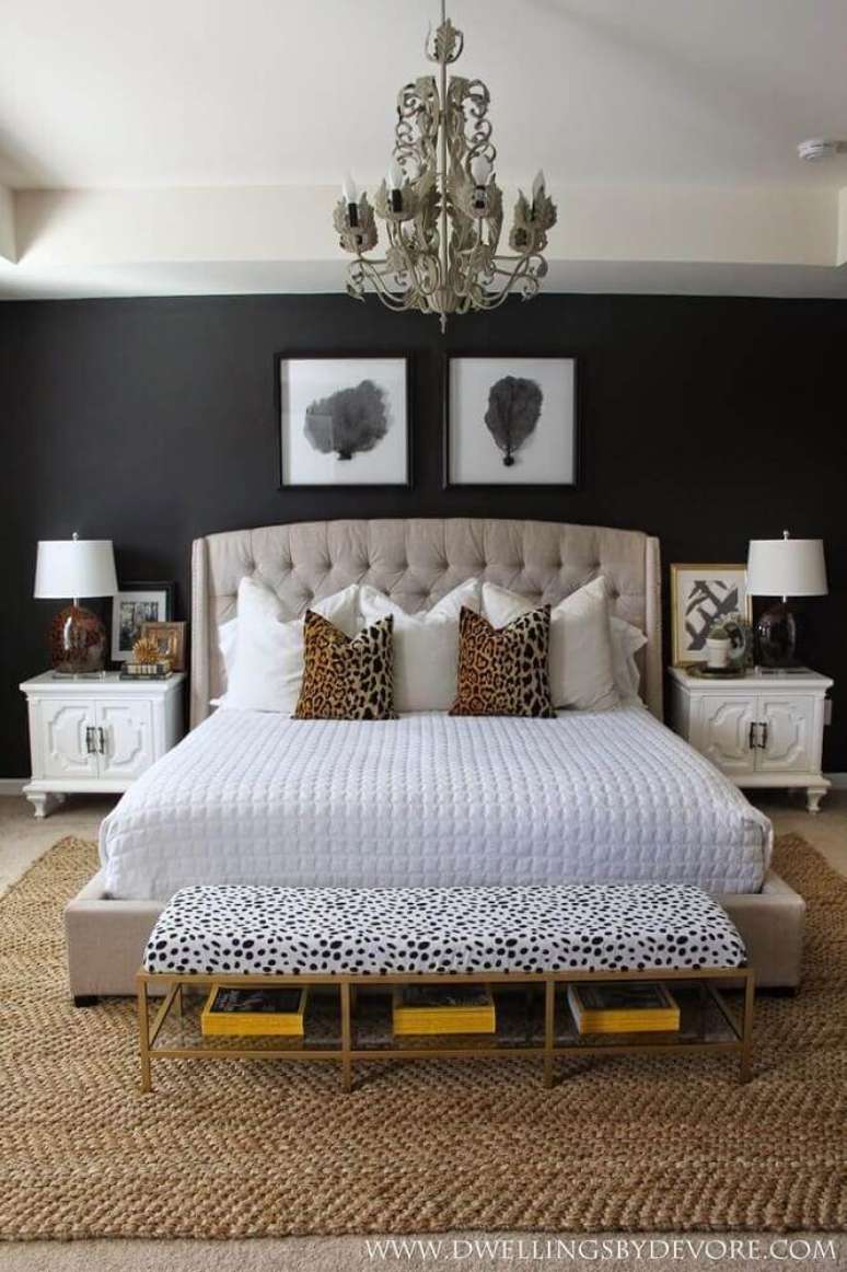 45. Modelo de cabeceira queen capitonê para quarto com parede preta e lustre sobre a cama – Foto: Go Jovi