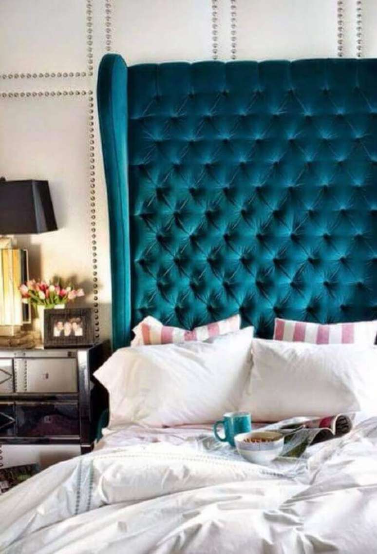 4. Quarto com estilo moderno decorado com cabeceira capiton&ecirc; casal de camur&ccedil;a &ndash; Foto: Pinterest