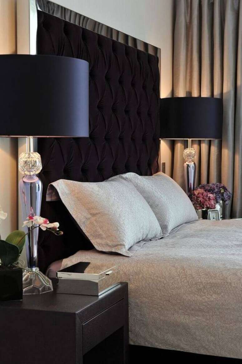 52. A cabeceira capiton&ecirc; preta al&eacute;m de deixar o quarto mais moderno, tamb&eacute;m deixa a decora&ccedil;&atilde;o mais sofisticada &ndash; Foto: Pinterest