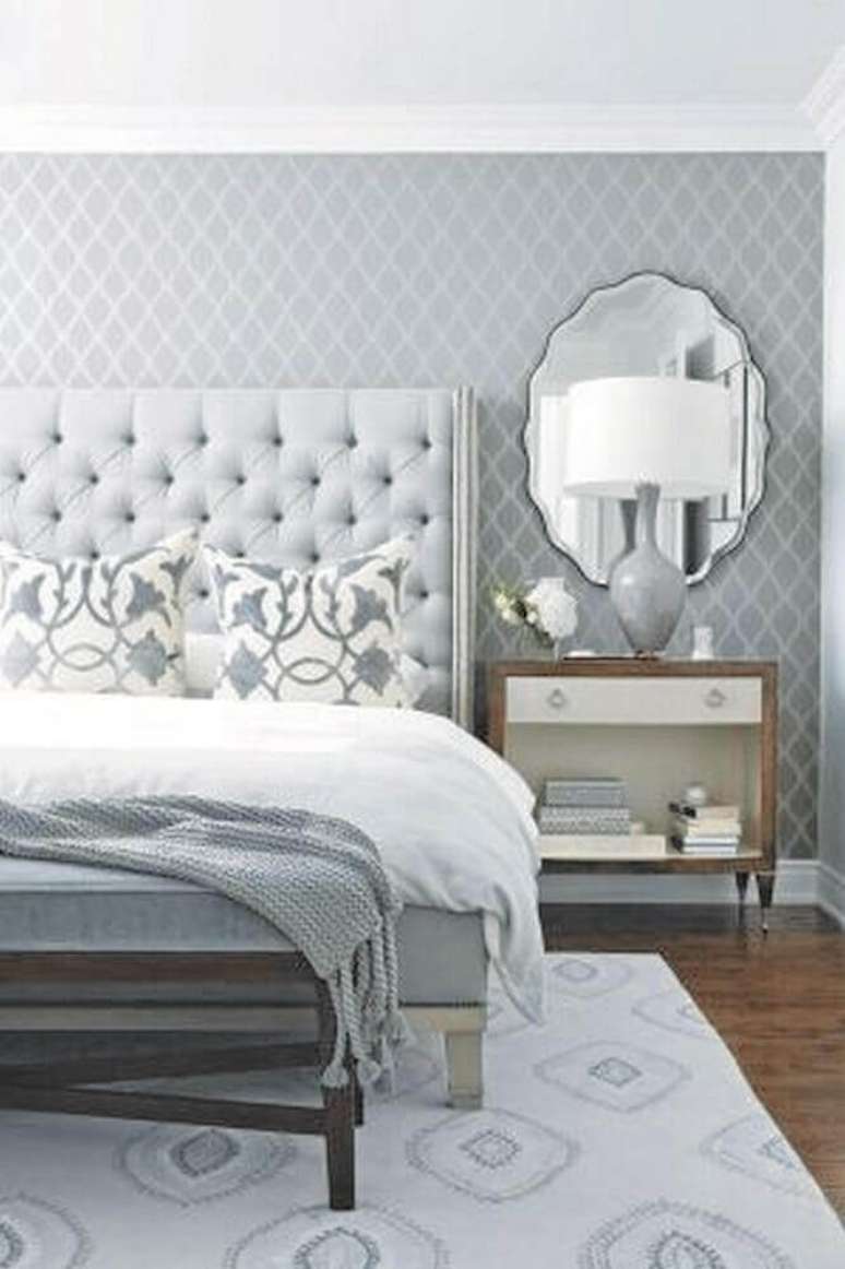 58. Quarto de casal decorado em tons de cinza com papel de parede espelhado e cabeceira capiton&ecirc; &ndash; Foto: Futurist Architecture