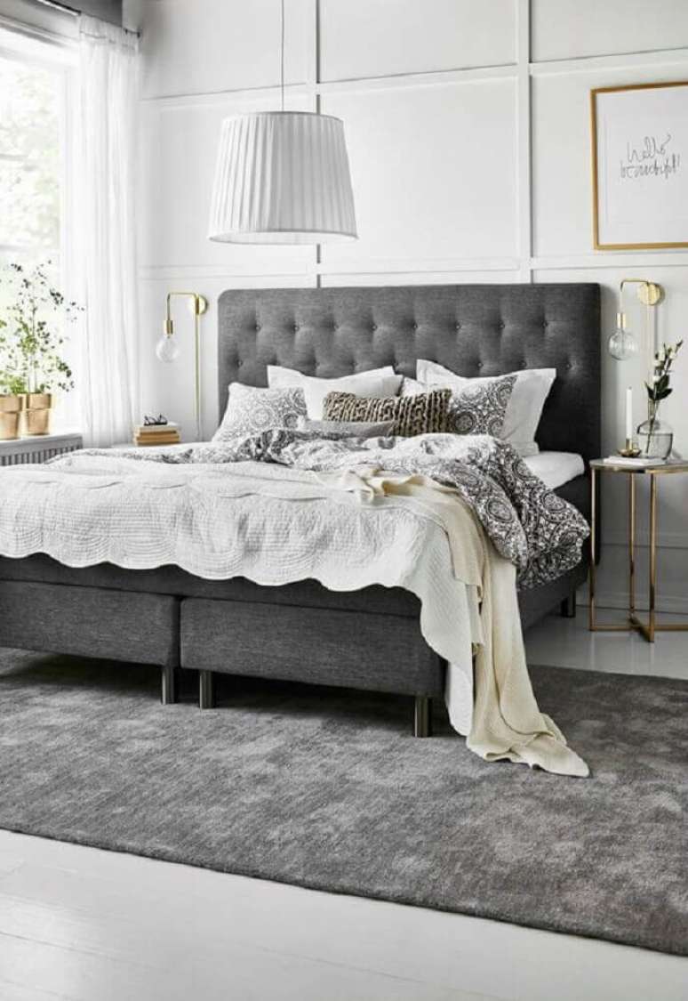 59. Em quarto decorado com estilo moderno, a cabeceira de cama capitonê leva sofisticação ao ambiente – Foto: Pinterest