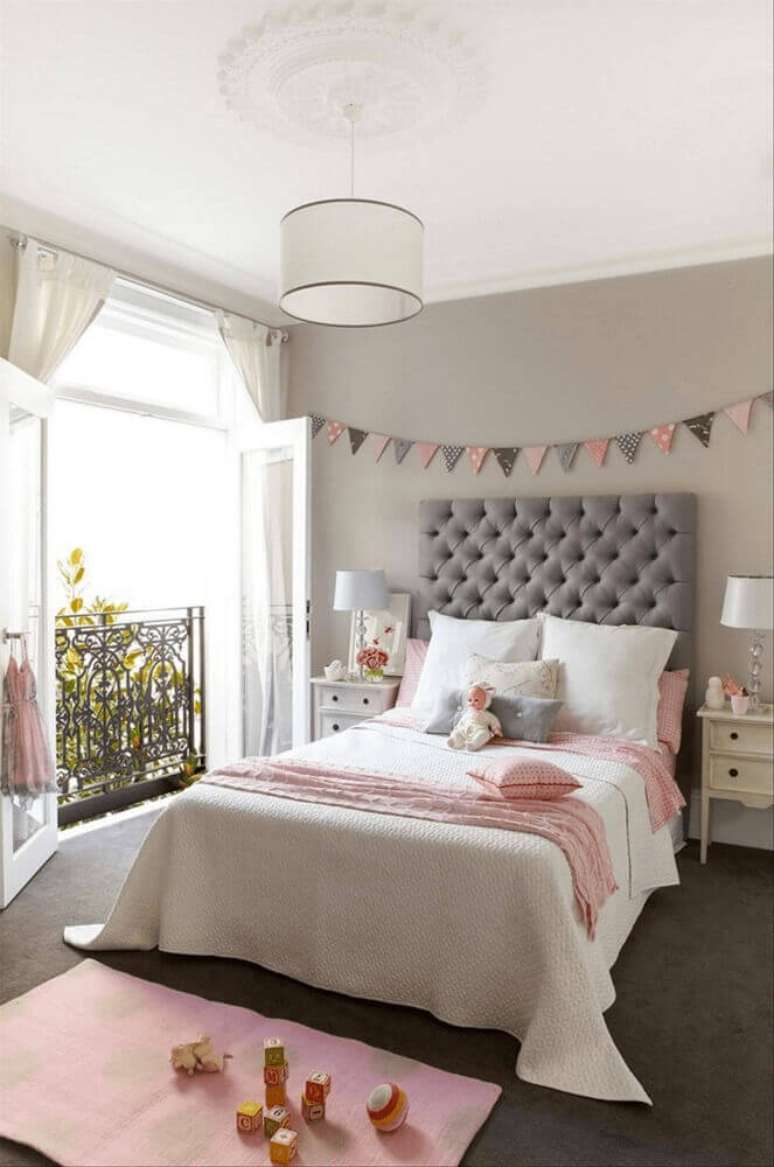 60. Decoração para quarto de menina com cabeceira capitonê solteiro cinza e detalhes decorativos em tons de rosa – Foto: Savoir Flair