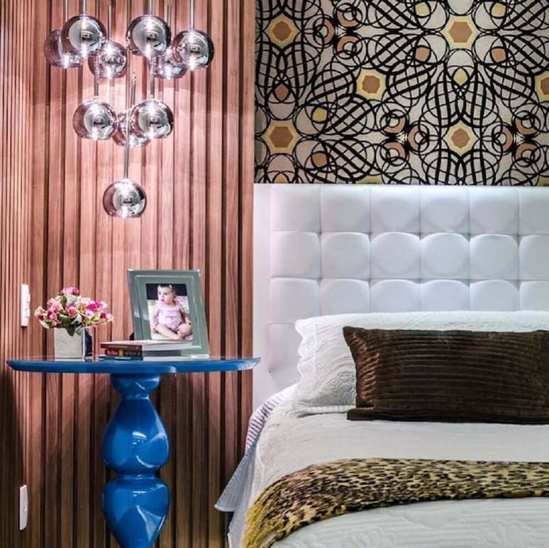 62. Quarto moderno com papel de parede estampado e cabeceira estofada capiton&ecirc; branca &ndash; Foto: Carla Sampaio