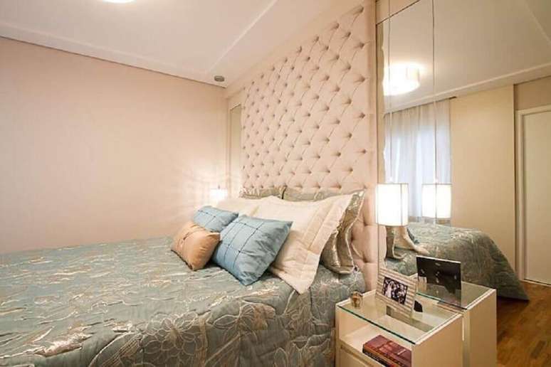 63. Quarto decorado com parede espelhada e cabeceira de cama capitonê – Foto: Sartori Design