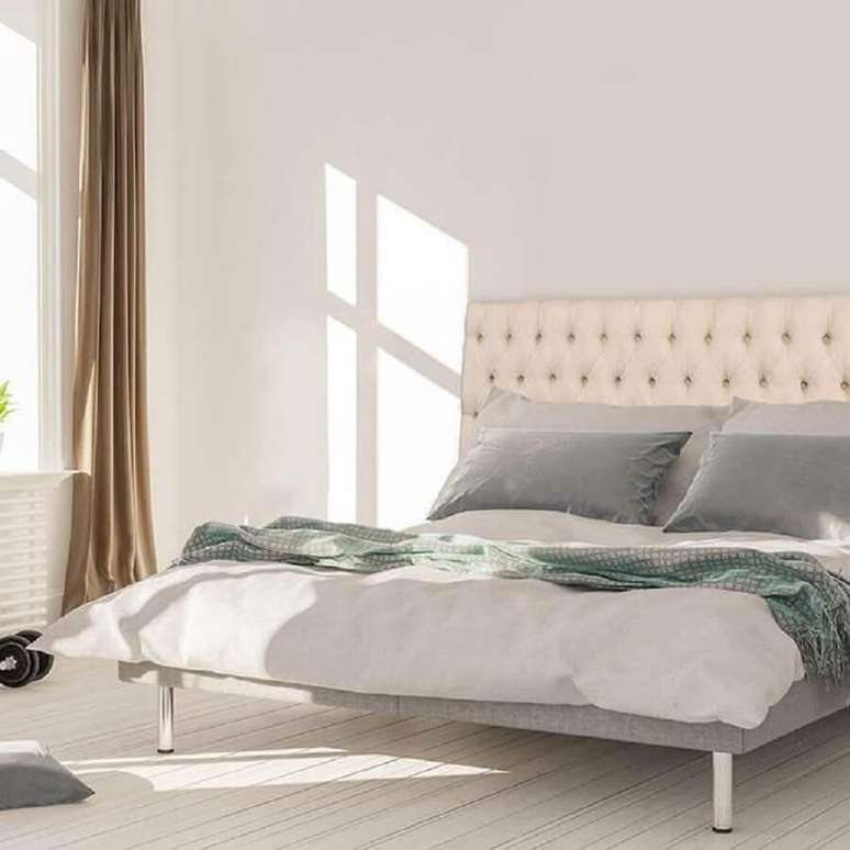 64. Decoração simples para quarto com cabeceira de cama capitonê branco – Foto: Pinterest