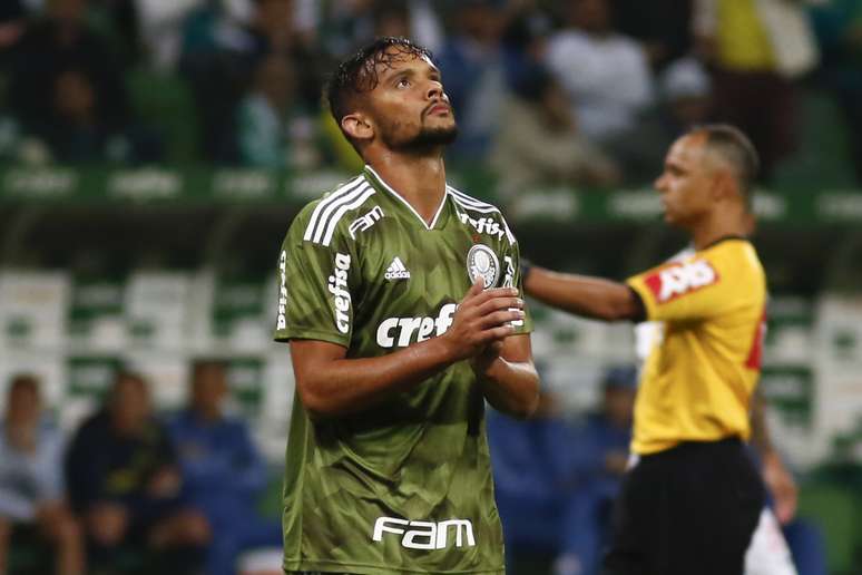 Scarpa teve que ser substituído no duelo contra o Vasco