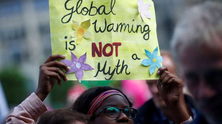 "Aquecimento global não é um mito", diz o cartaz exibido num protesto durante o encontro dos países do G20 em Hamburgo, Alemanha, em julho de 2017