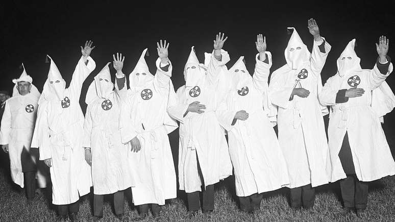 Divisões diferentes da Ku Klux Klan discriminam afro-americanos, judeus e imigrantes; mais recentemente, também há atos de discriminação contra a comunidade LGBT