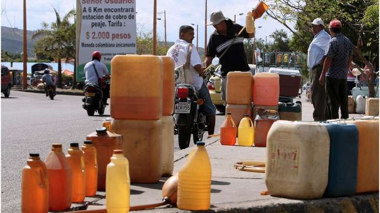 O combustível subsidiado da Venezuela é levado para países como a Colômbia em recipientes como esses e vendido mais caro aos motoristas