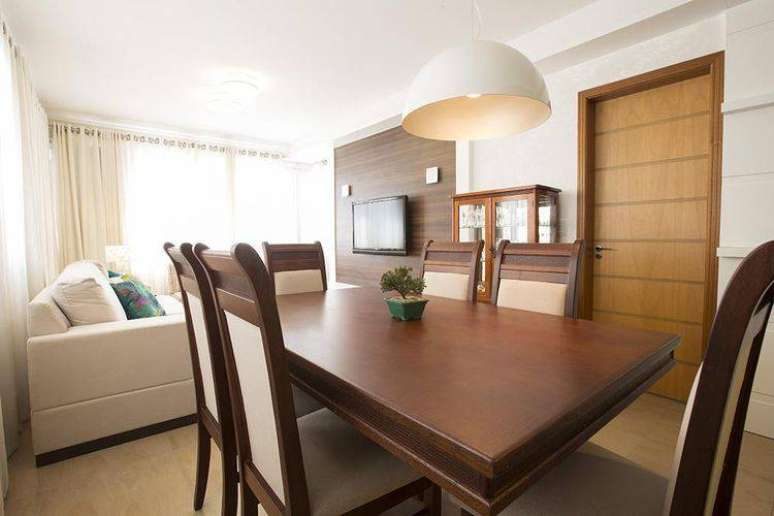 7. Pendente com c&uacute;pula oval &eacute; bem direcional &agrave; mesa. Camila Chalon