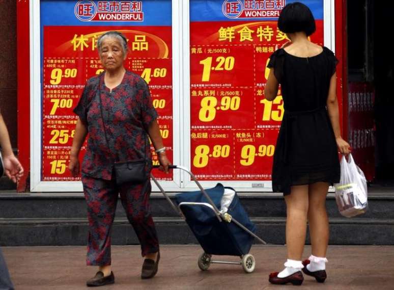 Consumidoras fazem compras em shopping em Pequim, na China 09/08/2011  REUTERS/David Gray