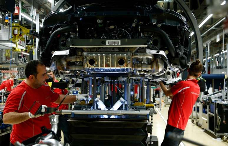 Funcionários trabalham em fábrica automobilística em Stuttgart-Zuffenhausen, na Alemanha 26/01/2018 REUTERS/Ralph Orlowski 