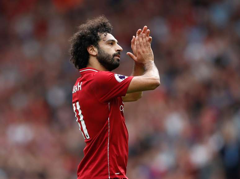 Atacante Mohamed Salah saúda torcedores ao deixar o campo substituído no jogo contra o West Ham
12/08/2018
Action Images via Reuters/Carl Recine