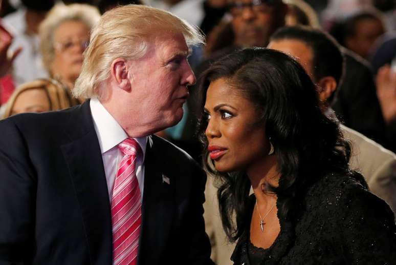 Presidente dos Estados Unidos, Donald Trump, e ex-estrela de reality show Omarosa Manigault durante culto religioso em Detroit 03/09/2016  REUTERS/Carlo Allegri 