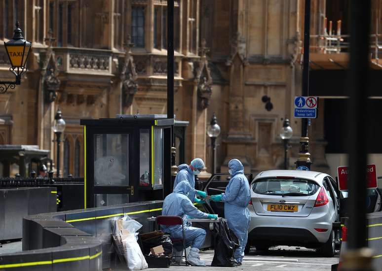 Investigadores trabalham no local de ataque com carro do lado de fora do Parlamento britânico, em Londres 14/08/2018 REUTERS/Hannah McKay