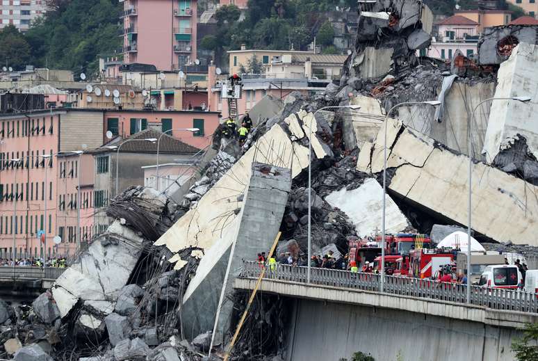 Ponte que caiu na cidade italiana de Gênova 
 14/8/2018    REUTERS/Stefano Rellandini 