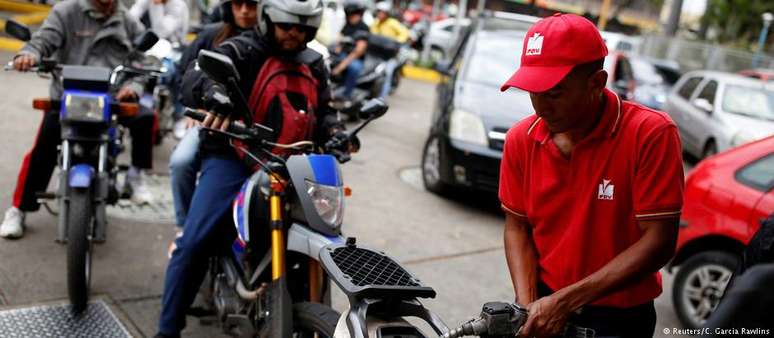 Para pagar preço subsidiado pela gasolina, venezuelanos terão que se inscrever em censo do governo