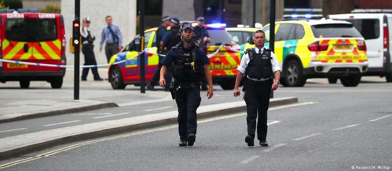 Policiais isolaram ruas das proximidades do Parlamento britânico, em Londres