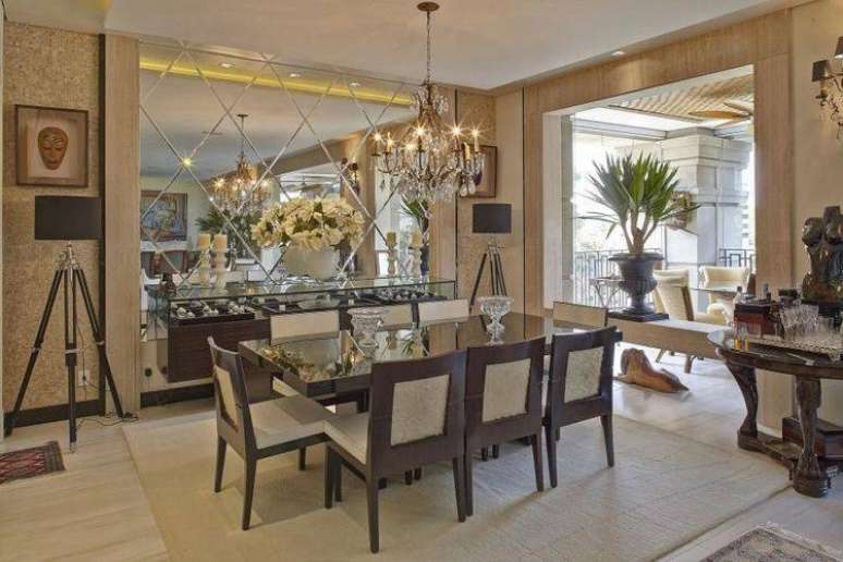 18. H&aacute; lustres para sala que imitam os modelos antigos que usavam velas. Projeto de Ana Luisa Previde