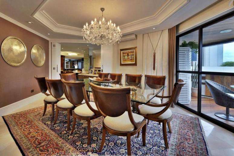 21. O ideal &eacute; que os lustres para sala sejam proporcionais ao tamanho da sala de jantar. Projeto de Bender Arquitetura