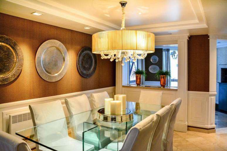 22. Os novos modelos de lustres para sala de jantar est&atilde;o com uma esp&eacute;cie de c&uacute;pula em volta. Projeto de Bender Arquitetura