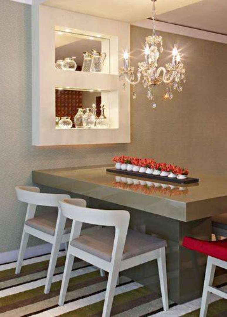 29. Espa&ccedil;os pequenos podem receber lustres para sala menores. Projeto de Vanja Maia