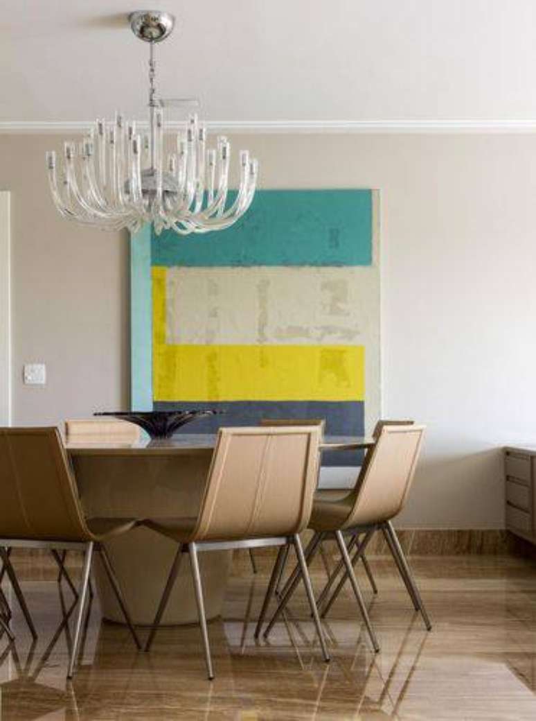 30. Lustres modernos est&atilde;o em alta nas salas de jantar. Projeto de Marilia Veiga