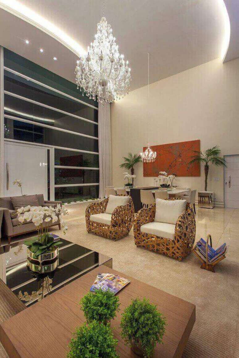 55- Os lustres para sala complementam a decora&ccedil;&atilde;o do ambiente. Projeto Iara Kilaris