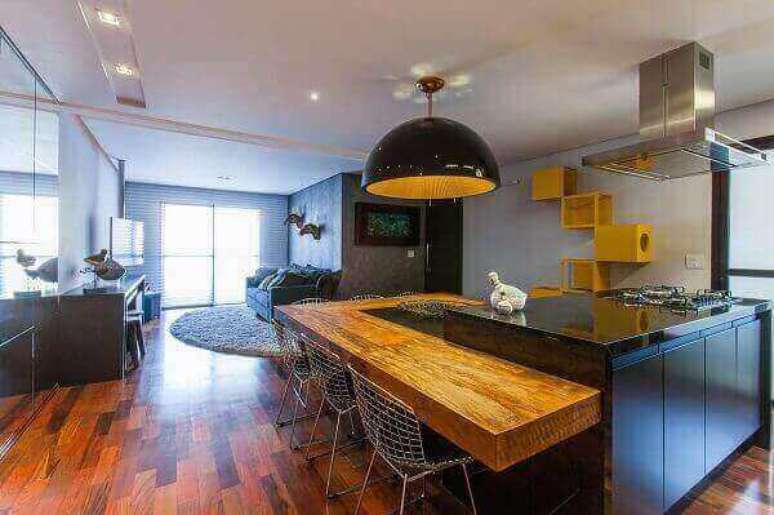 61 &ndash; Os lustres para sala costumam ser utilizados como pontos centrais para integrar outros ambientes. Projeto: Liane Martins