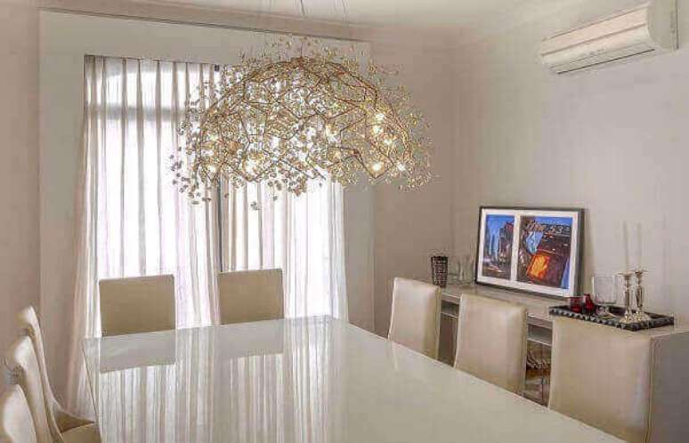 60- Os lustres para sala em estilo rebuscado decora o ambiente com eleg&acirc;ncia. Projeto: Luiz Normand