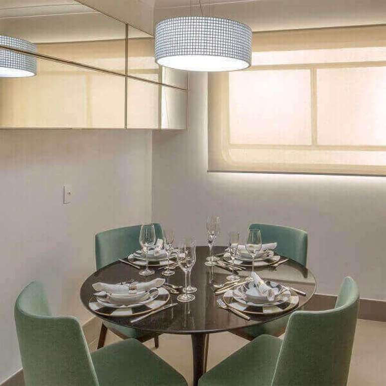 59- Esses modelos de lustres para sala pendentes s&atilde;o pe&ccedil;as modernas muito utilizadas na decora&ccedil;&atilde;o. Projeto: Luiz Normand