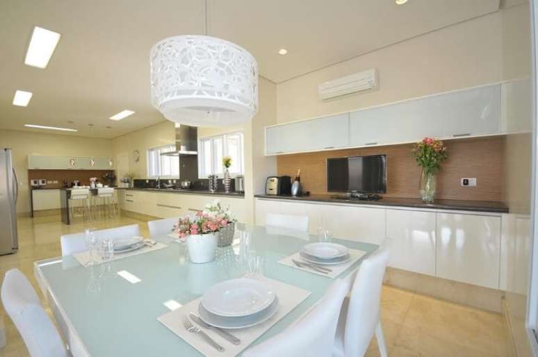 50. Os lustres para sala oval branco s&atilde;o muito utilizados pelos decoradores.. Projeto de Belissa Corral