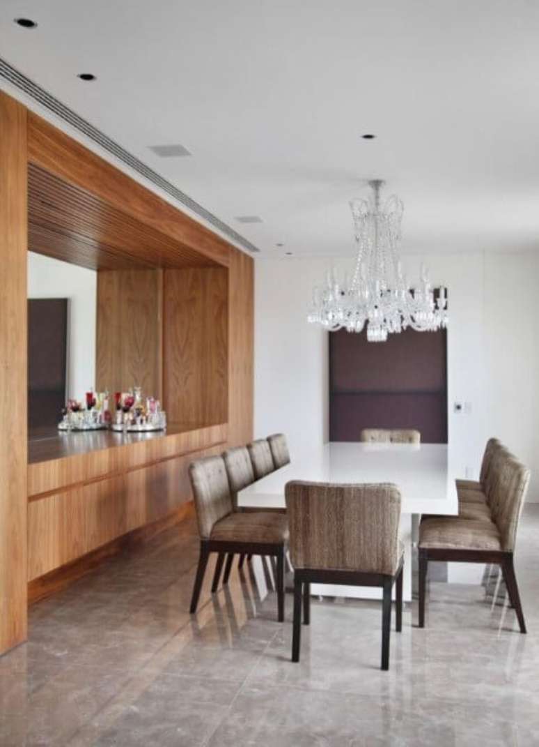 53. Os lustres para sala em estilo cl&aacute;ssico chamam a aten&ccedil;&atilde;o, mas n&atilde;o roubam completamente a cena no projeto de A1 Arquitetura