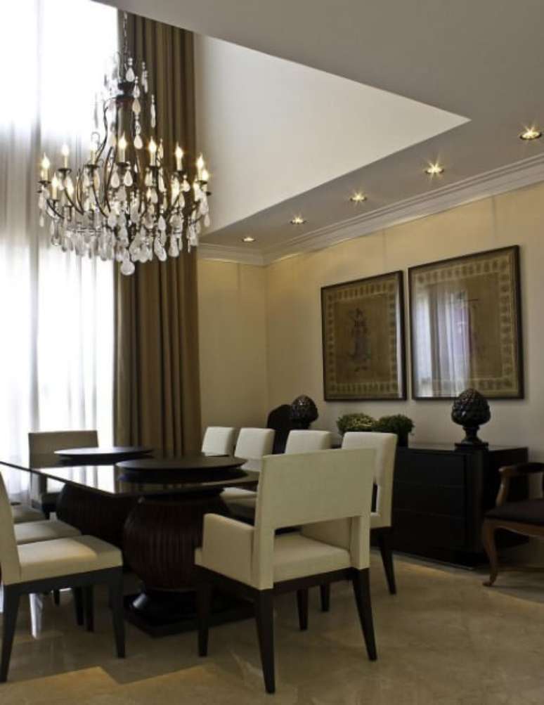 41. Os lustres para sala cl&aacute;ssicos sempre d&atilde;o um toque de eleg&acirc;ncia aos c&ocirc;modos onde s&atilde;o colocados. Projeto de Fabio Morozini