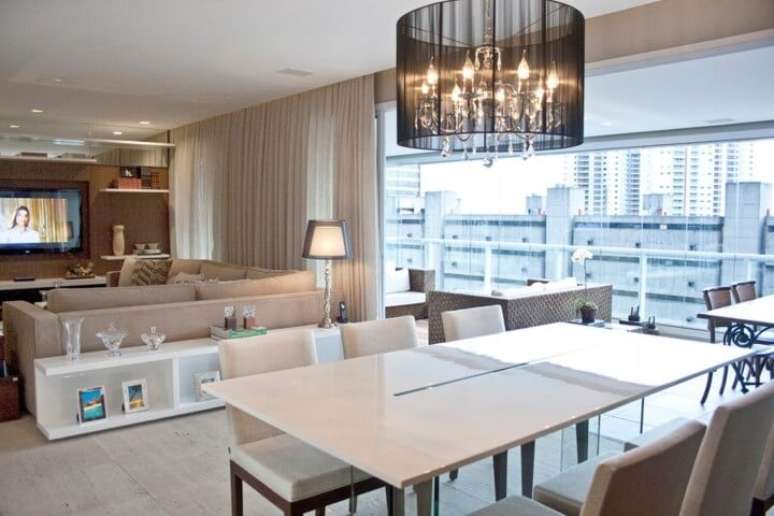 39. Os lustres para sala com c&uacute;pula est&atilde;o na moda. Projeto de Ana Andrade