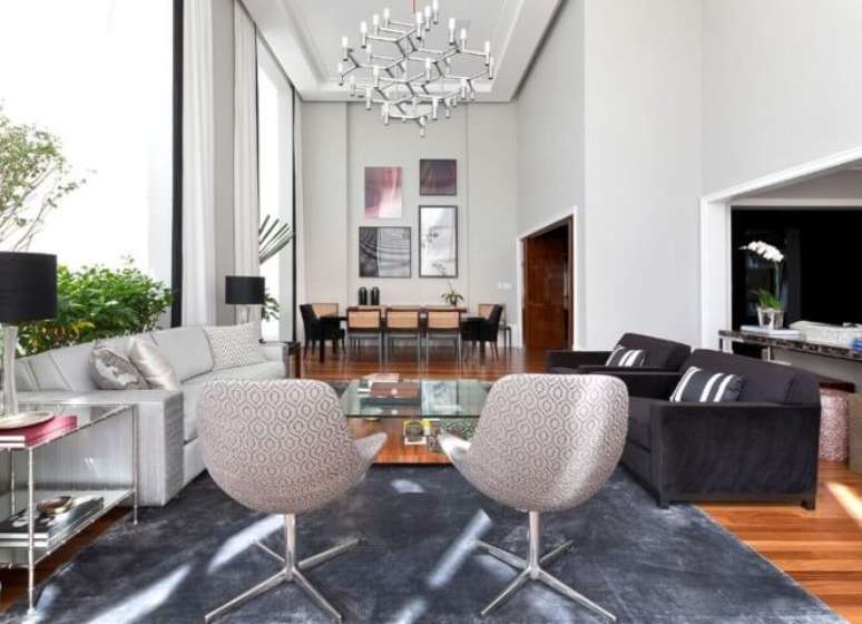 52. Os lustres para sala modernos d&atilde;o personalidade ao ambiente. Projeto de Luciano Dalla