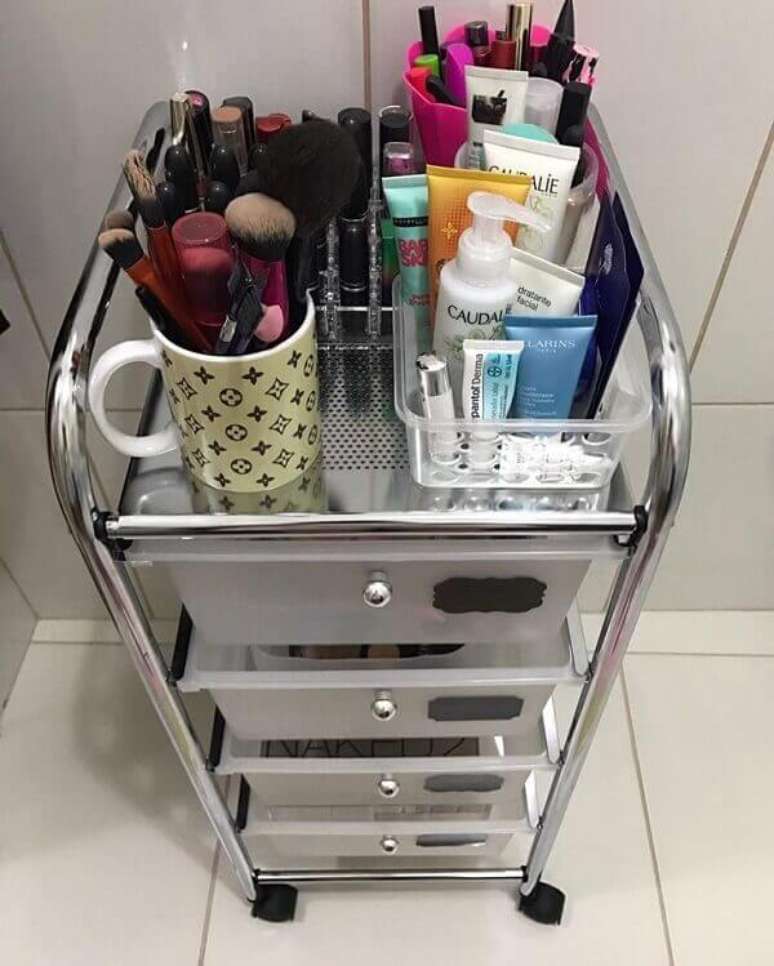 36- Utensílios domésticos utilizados como organizador de maquiagem no banheiro. Fonte: Pinterest