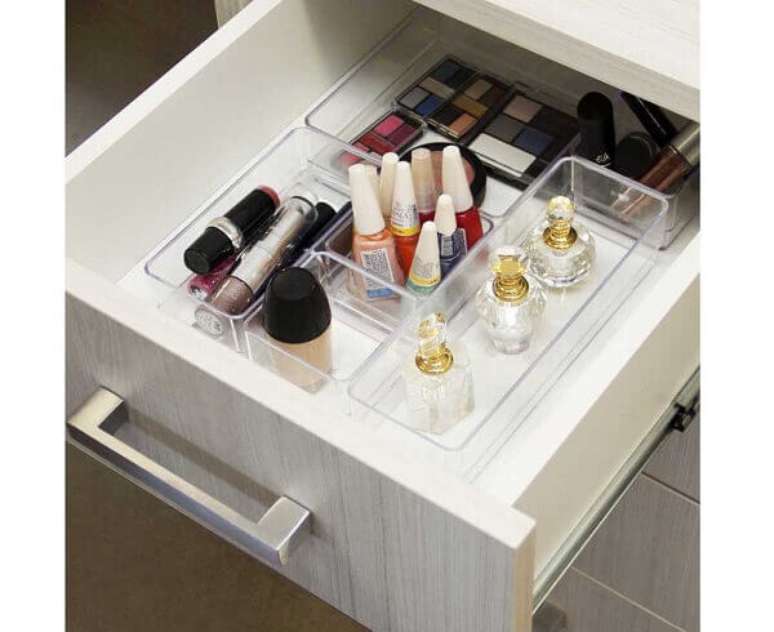 40- Caixinhas de acrílico de vários tamanhos organizam maquiagem dentro da gaveta. Fonte: Pinterest
