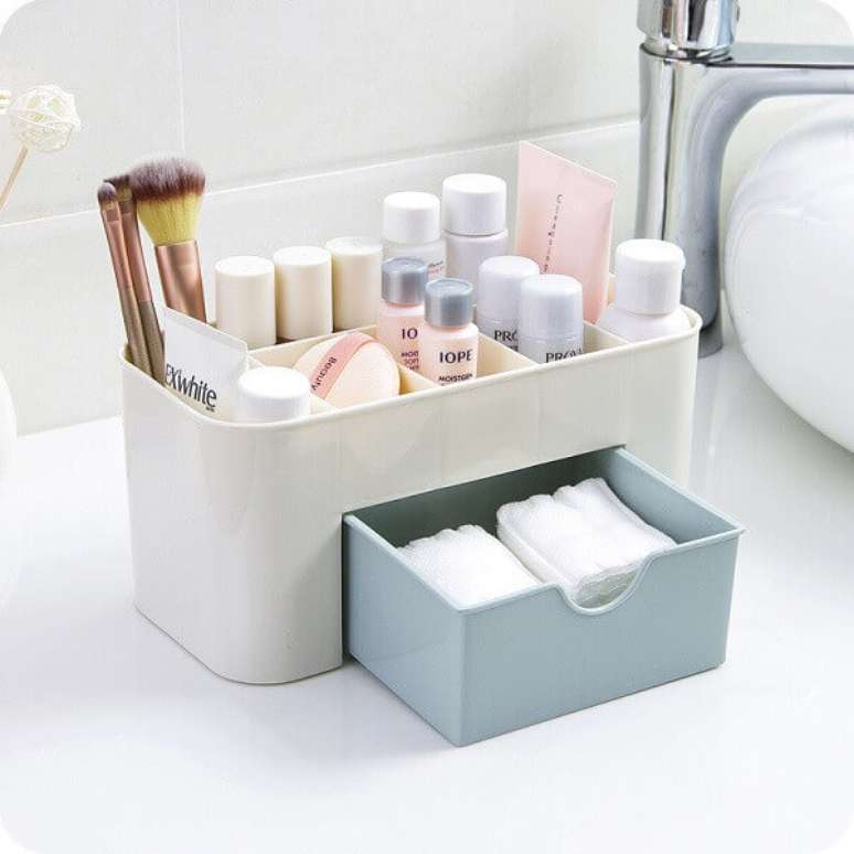 62- Organizador de maquiagem plástico compacto para bancada de banheiro. Fonte: Pinterest