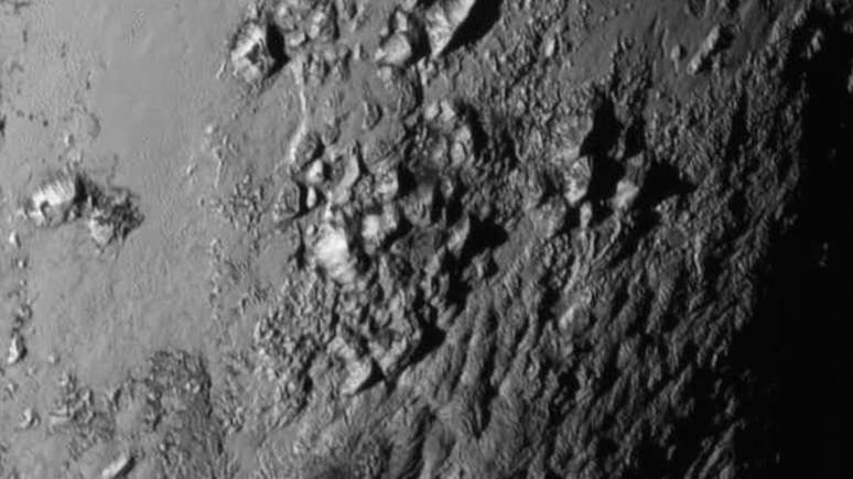 Montanhas geladas de Plutão em imagem captada pela New Horizons