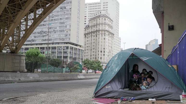 Mulher que vive em barraca de camping diz que já usou água da chuva para dar banho nos filhos