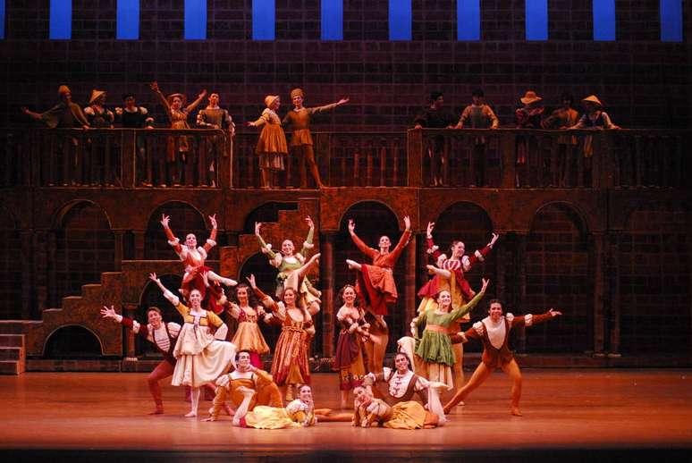 'Romeu e Julieta' já ganhou mais de 50 produções e volta aos palcos de SP com o Ballet de Santiago