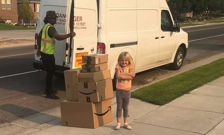 A pequena Caitlin ao lado dos brinquedos que comprou sem o conhecimento da mãe.