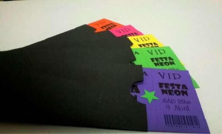 19 &ndash; Os convites para festa neon tem todas as cores utilizadas na decora&ccedil;&atilde;o do sal&atilde;o. Foto: Kara&rsquo;s Party Ideas