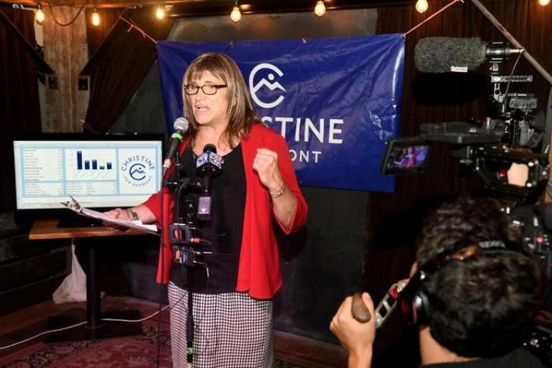 Candidata democrata ao governo de Vermont, Christine Hallquist, durante evento em Burlington, Estados Unidos 14/08/2018 REUTERS/Caleb Kenna