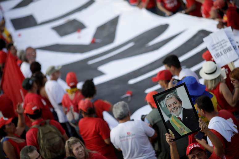 Segundo o cientista político Carlos Pereira, da FGV-Rio, setores do PT podem festejar os resultados, "mas não está claro como Lula vai de fato transferir esses votos"