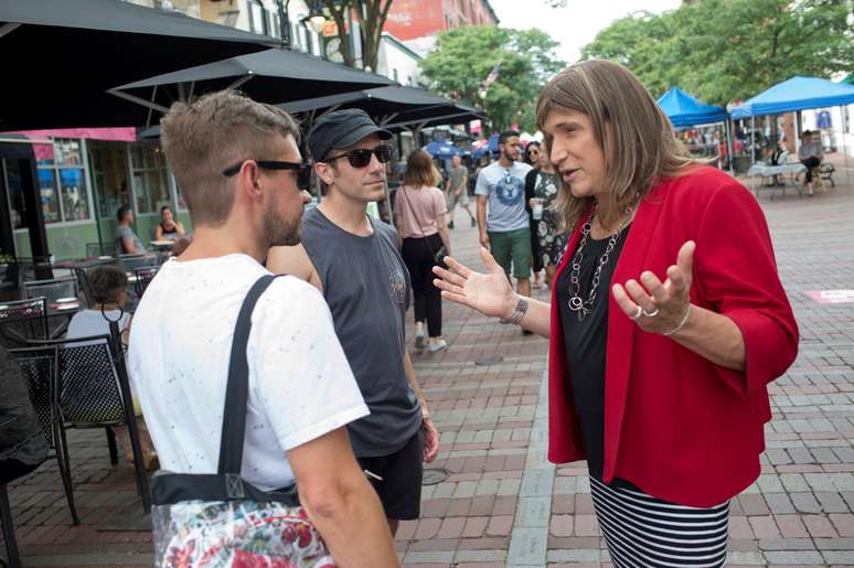 A candidata Christine Hallquist conversa com eleitores em rua de Burlington, no Estado americano do Vermont