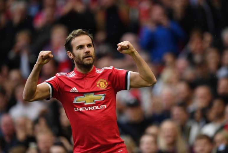 Juan Mata apareceu na Europa com a camisa do Valencia (Foto: Paul Ellis/AFP)